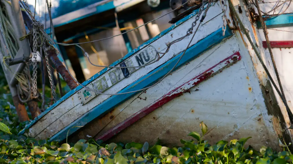 Old boat along La Hwy 1